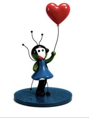 Escultura de una figura con antenas sosteniendo un globo rojo con forma de corazón