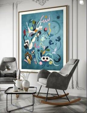 Pintura enmarcada colgada en una sala con sillones grises