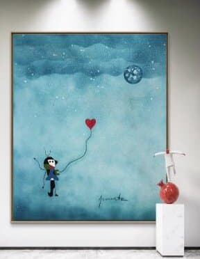Pintura de fondo turquesa con una figura pequeña sosteniendo un globo rojo