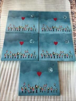 Serie de pinturas de fondo azul con figuras y globos rojos