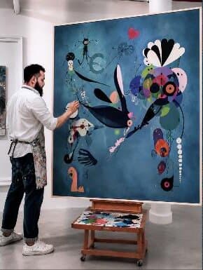 Cristian Armenta pintando un lienzo de gran formato en su estudio