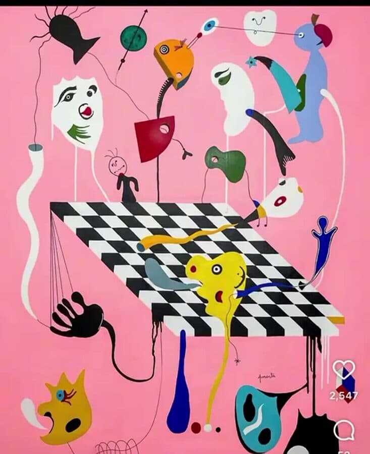 Pintura de fondo rosa con un tablero de ajedrez y figuras suspendidas